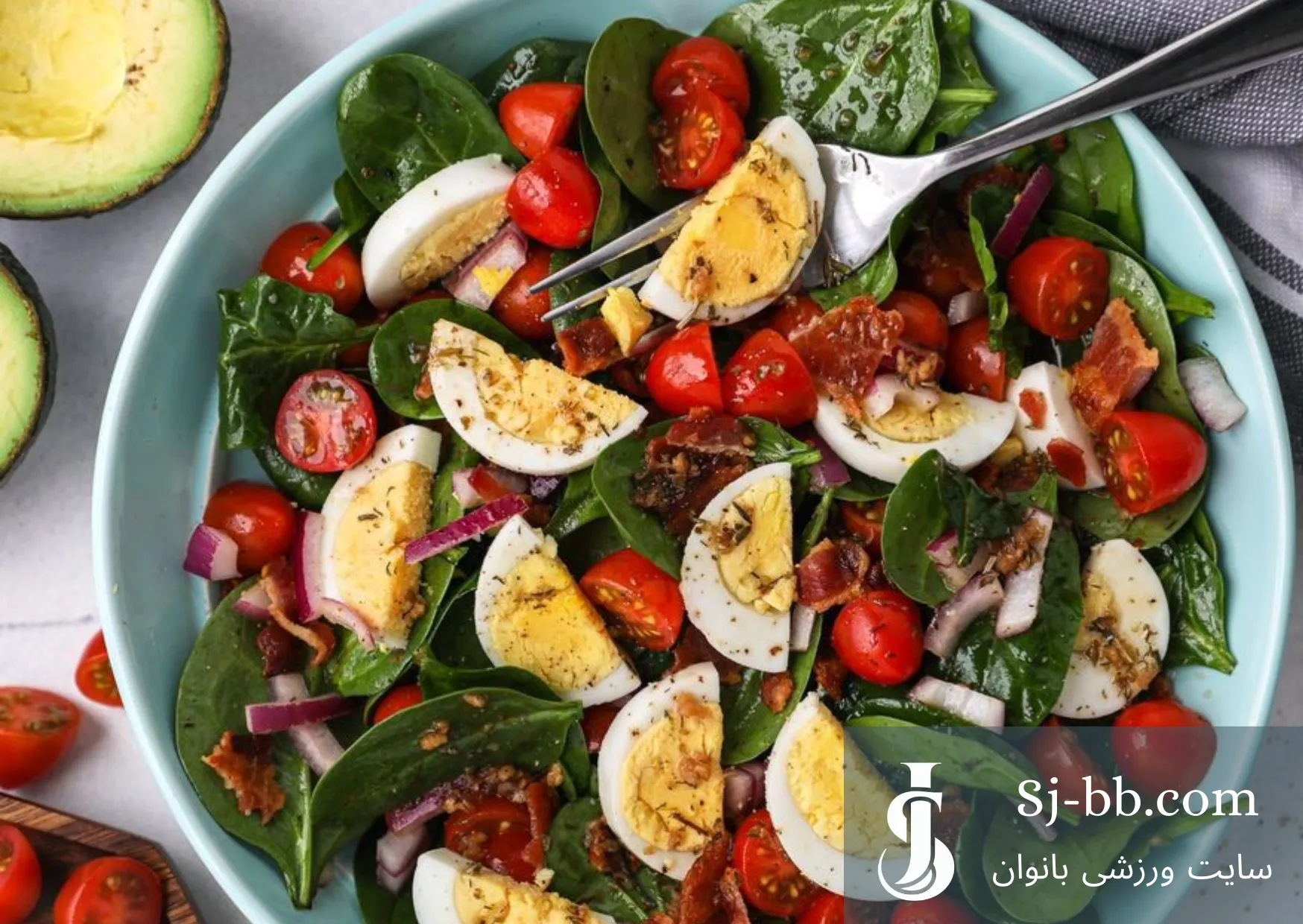 سالاد مقوی تخم‌مرغ و سبزیجات برای یک وعده سبک