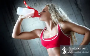 ورزشکار در حال مصرف مکمل گینر پس از تمرین
