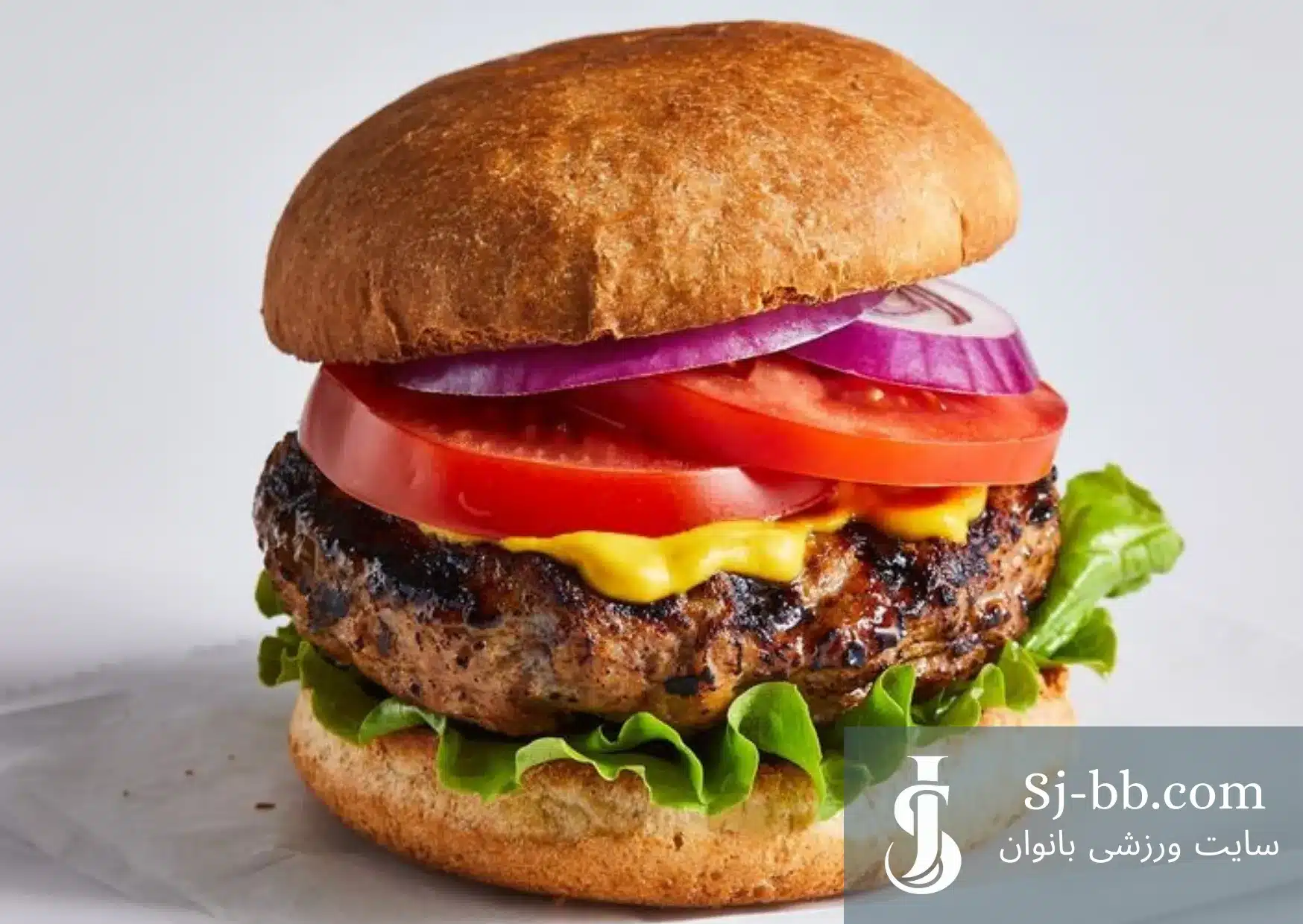 همبرگر رژیمی همراه با سبزیجات تازه و سس سالم