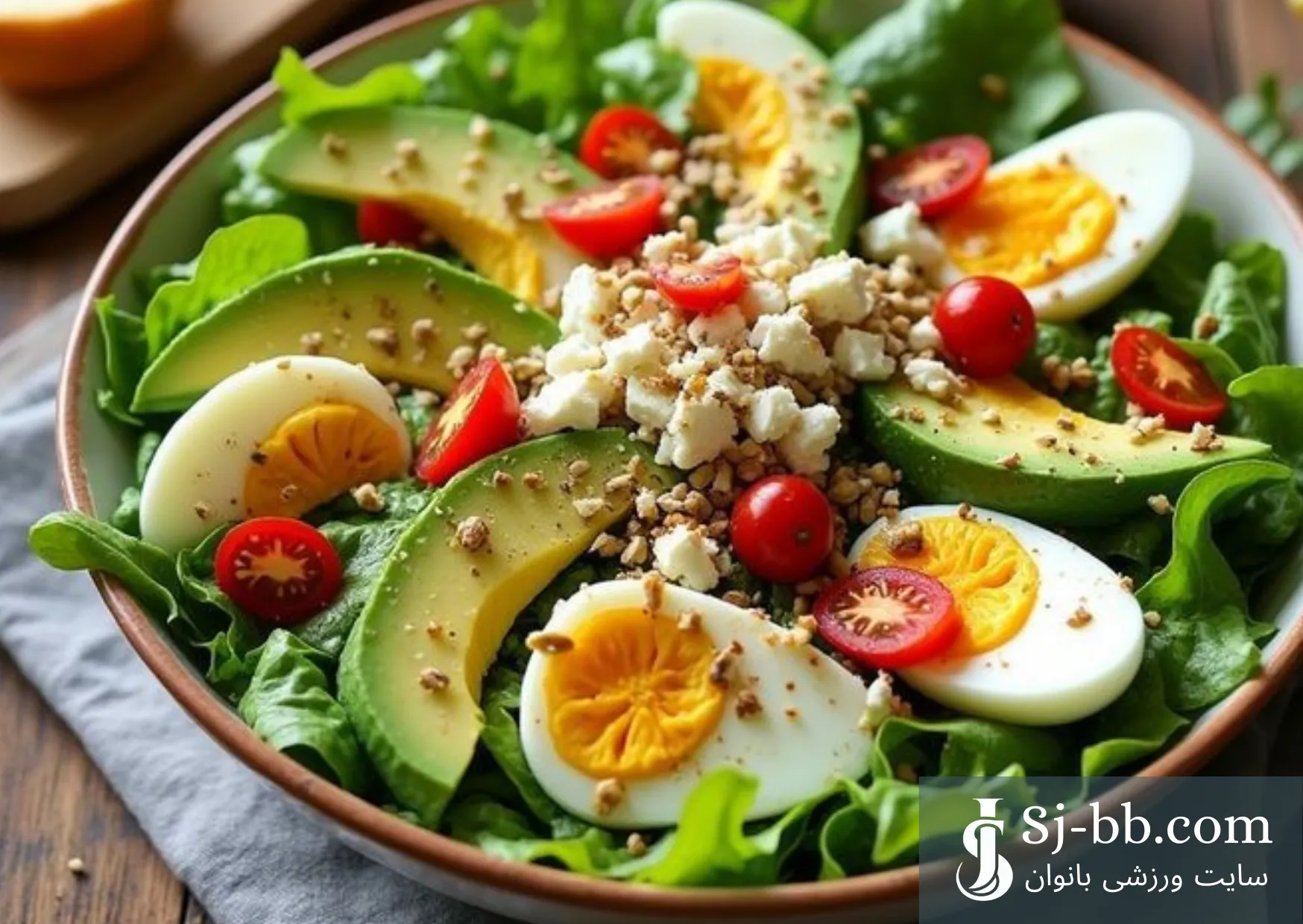 آووکادو در کنار مواد غذایی سالم برای صبحانه رژیمی