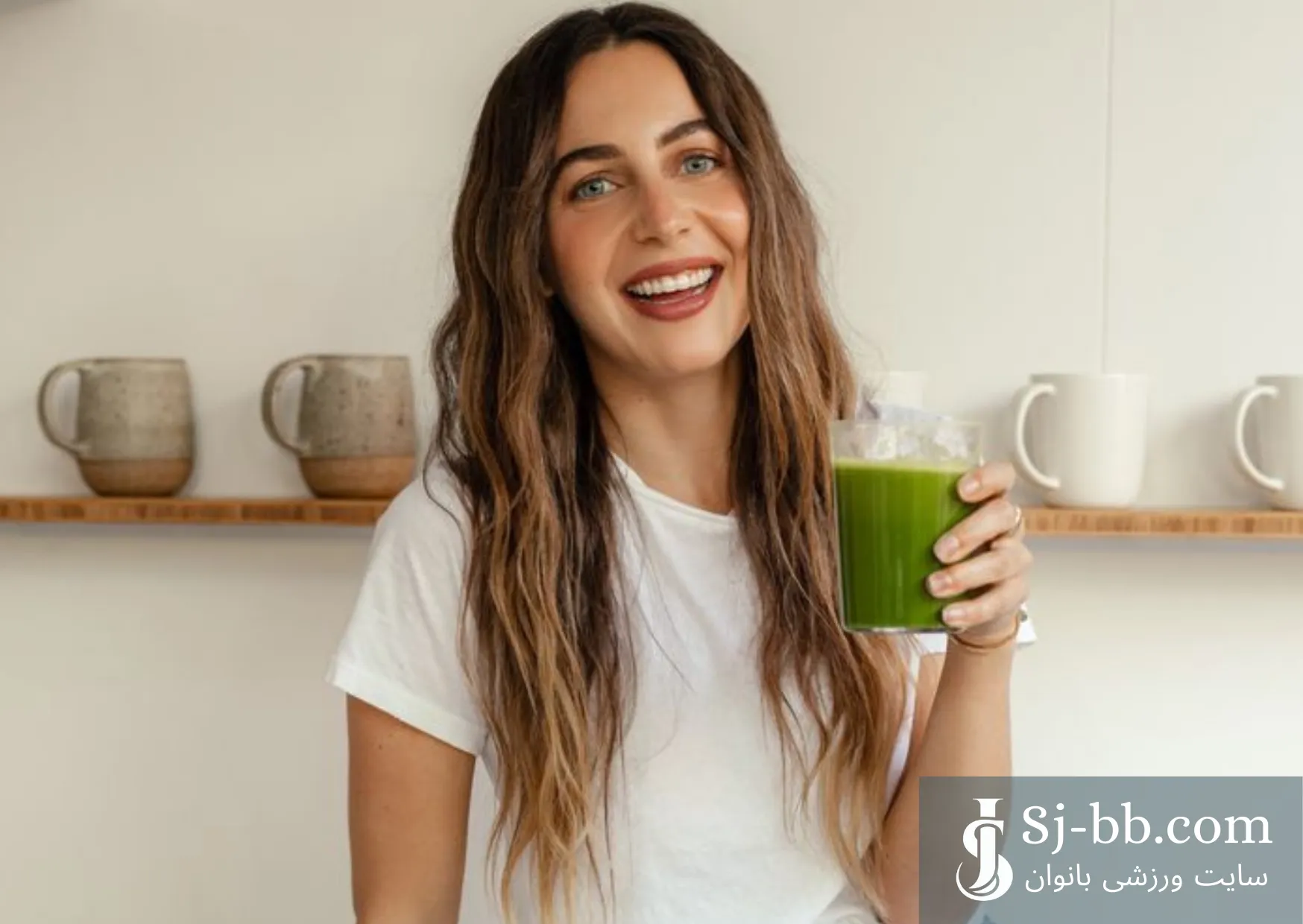 زن در حال نوشیدن آب کرفس برای کاهش وزن
