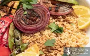 برنج قهوه‌ای و سبزیجات