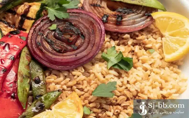 برنج قهوه‌ای و سبزیجات