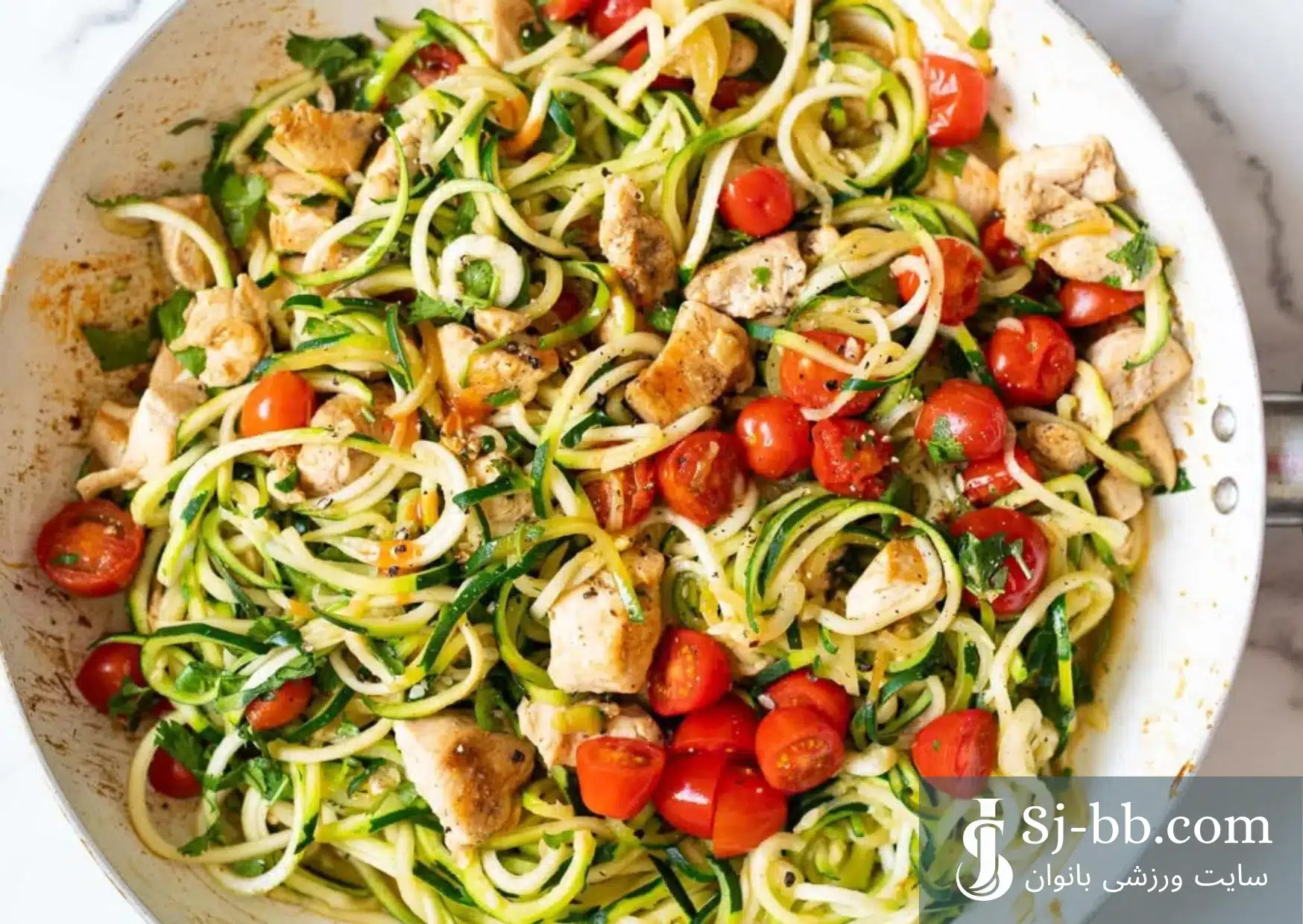 نودل کدو سبز و مرغ