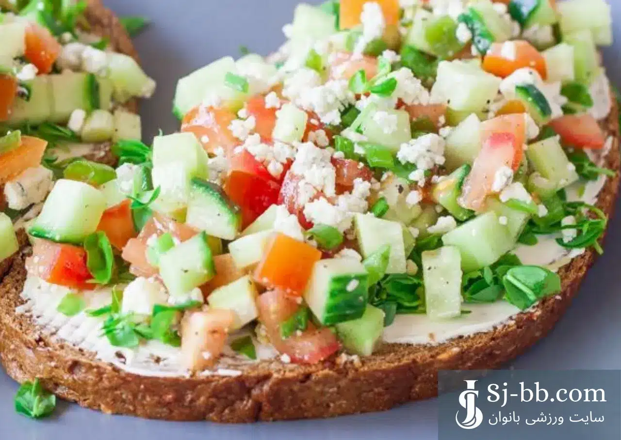 ساندویچ پنیر فتا و سبزیجات